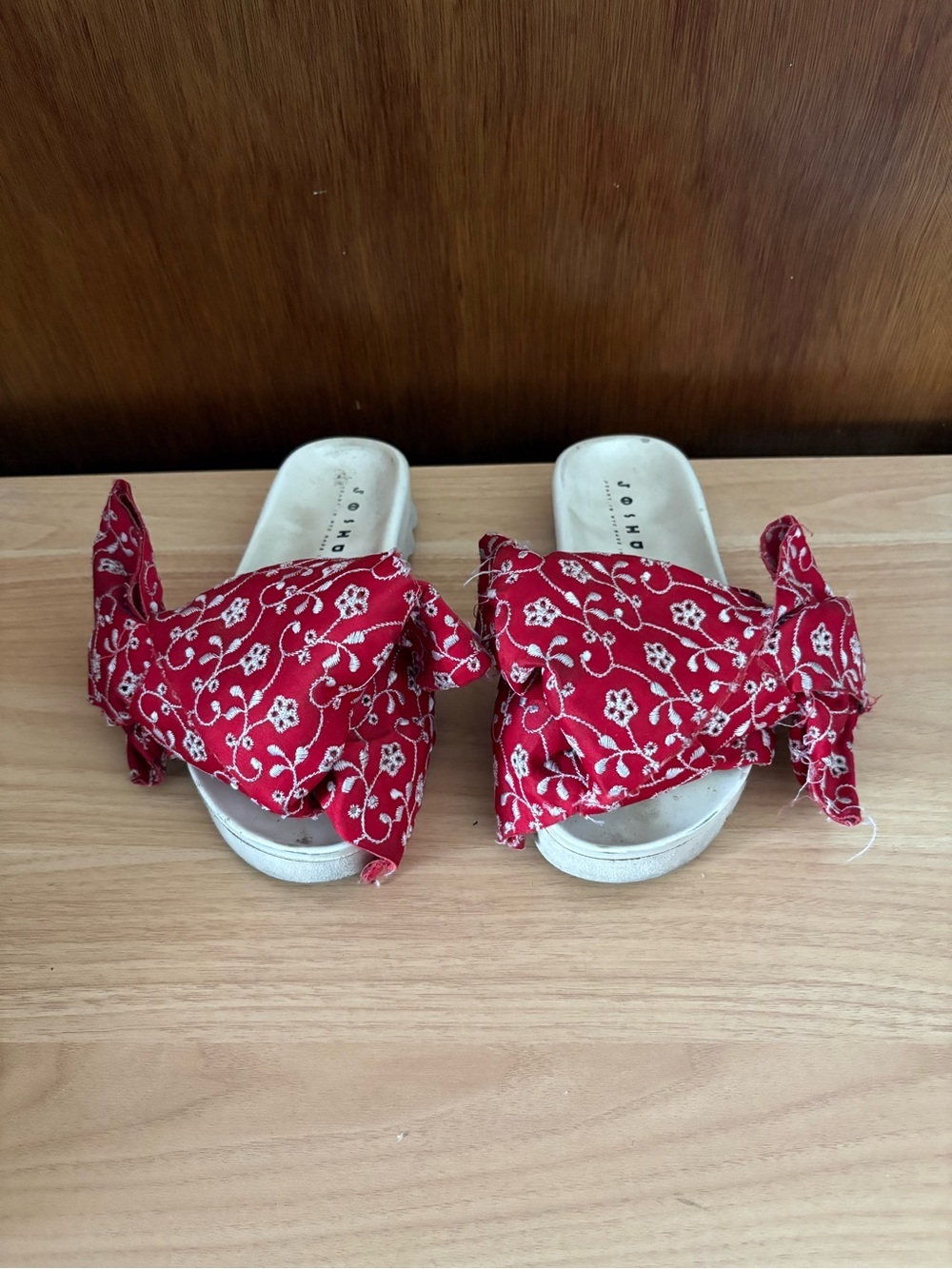JOSHUA SANDERS sz 36 6 Red Eyelet Bow Slides Flats